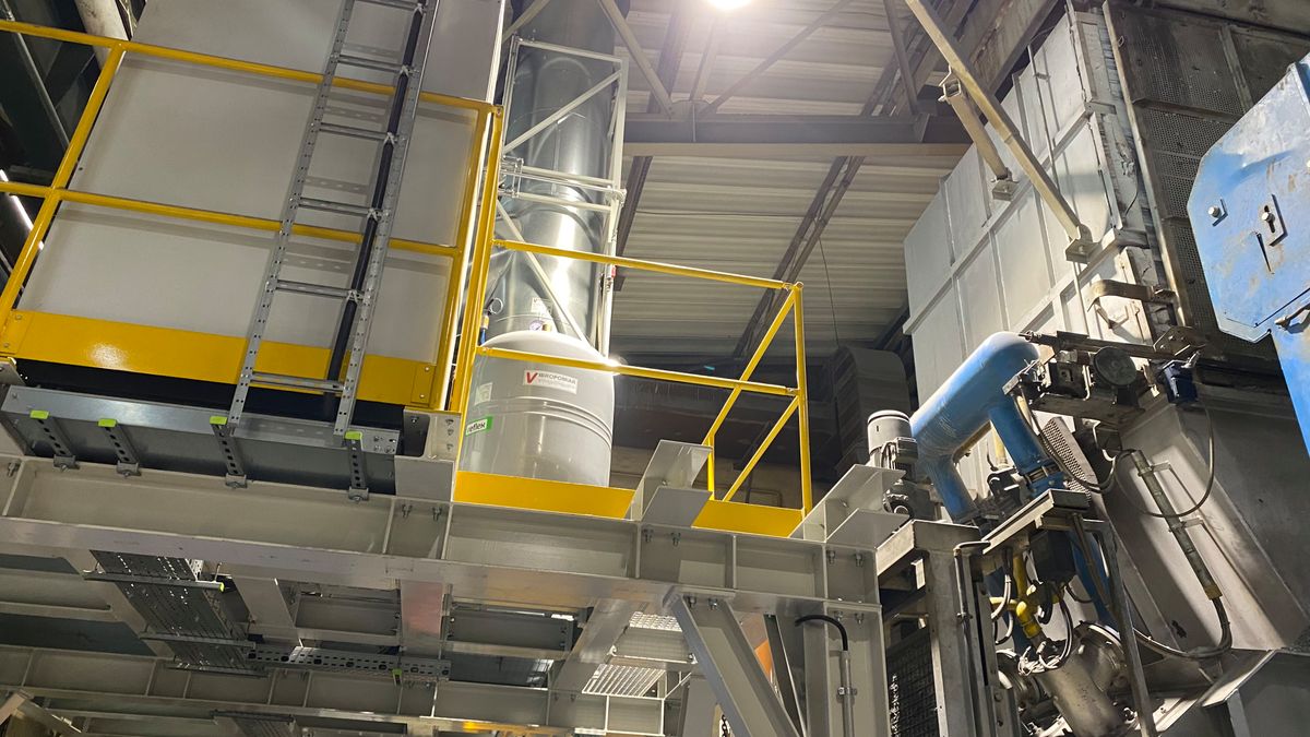 To tu spaliny podgrzewają wodę, która potem ogrzewa budynki w mieście. Spaliny są schładzane o 450 st. C