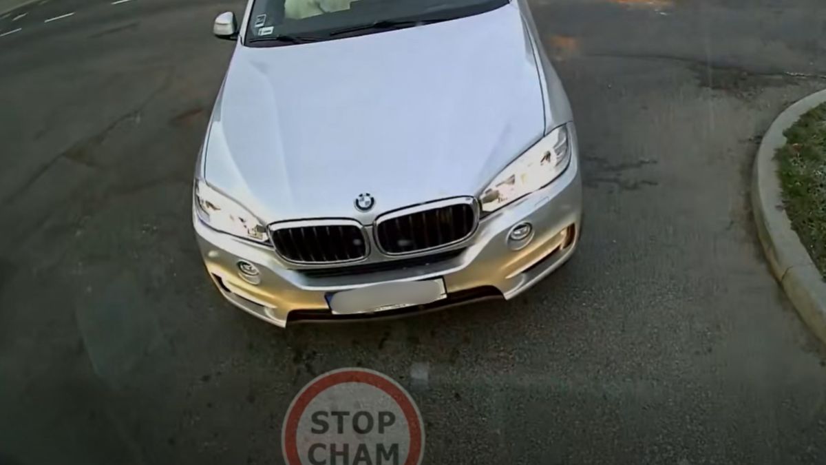 Poruszenie wokół zachowania kierowcy auta marki BMW.