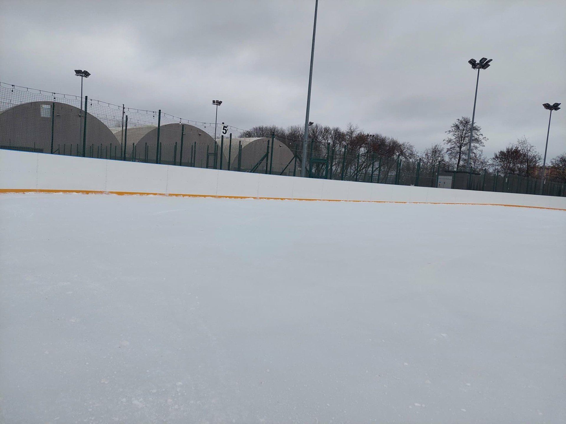 Nowe lodowisko, które kupił miejski Ośrodek Sportu i Rekreacji w Radomiu jest większe od tego, z którego radomianie korzystali w poprzednich latach.