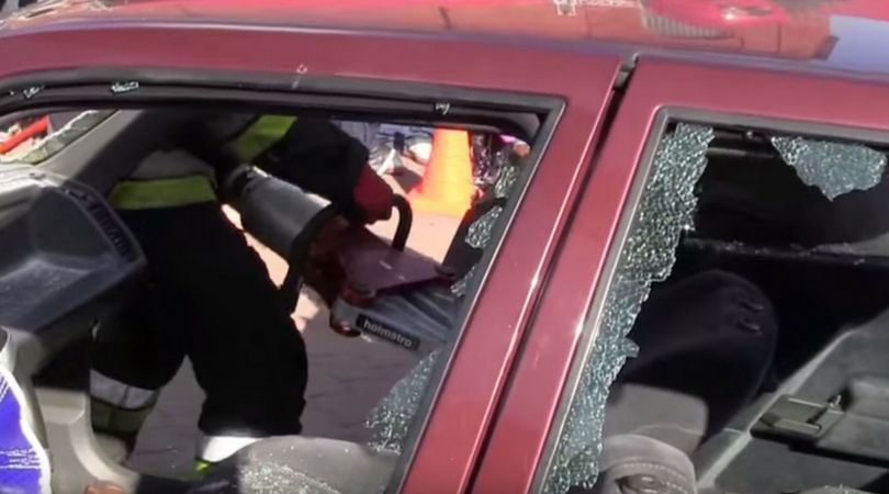 Strażacy często muszą rozcinać auto, aby dostać się do uwięzionego pasażera 
