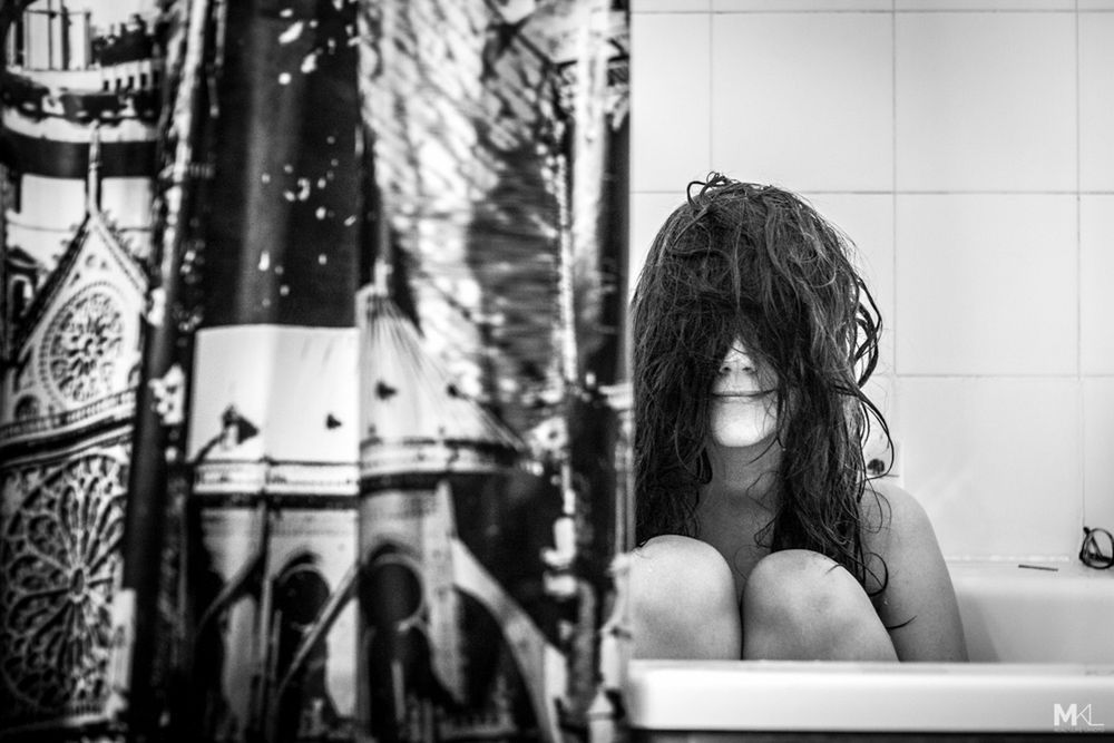 Dziewczyna Mikaela wciąż ucieka przed aparatem, ale mimo to wygląda świetnie 7
