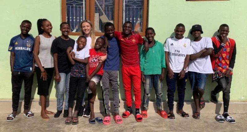 Letty z adoptowanymi dziećmi z Tanzanii 
