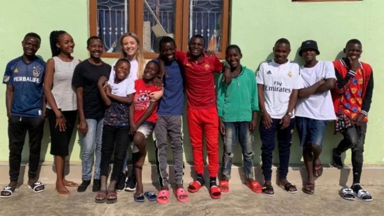 Letty z adoptowanymi dziećmi z Tanzanii 