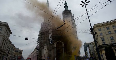 Warszawa. Race na placu Zbawiciela i wulgaryzmy na ścianach kościoła