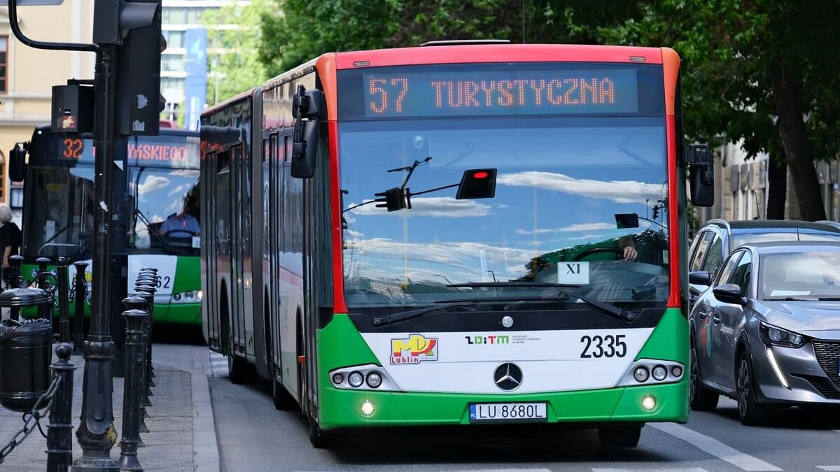 Autobus przegubowy na linii nr 57