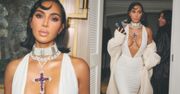 Kim Kardashian eksponuje GŁĘBOKI dekolt i naszyjnik z krzyżem. W komentarzach BURZA: "Ściągnij to z szyi, to nie moda"