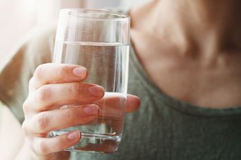 Która woda jest najlepsza do picia? Odpowiedź wcale nie jest taka oczywista