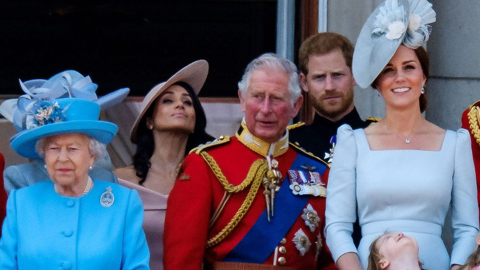 Królowa Elżbieta, Meghan Markle, król Karol, książę Harry, księżna Kate