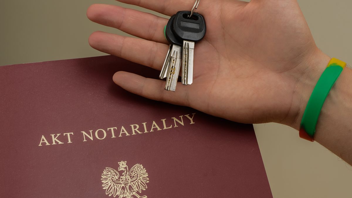 akt notarialny, dokument, potwierdzenie, dom, papier, kredyt hipoteczny, mieszkanie, pierwsze mieszkanie, klucze do drzwi, do zamka, najemca, lokator, rodzina, notariusz, koszty, sprzedaż, kupno, gniazdko, lokum, miejsce, sukces, kredyt, rata, stopy procentowe, blok, dom rodzinny, kamienica, breloczek