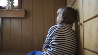 Dzieci marzą o przyjacielu i czasie z tatą. Raport odsłania ich samotność