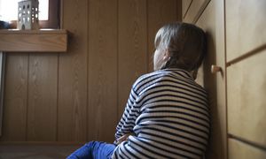 Dzieci marzą o przyjacielu i czasie z tatą. Raport odsłania ich samotność