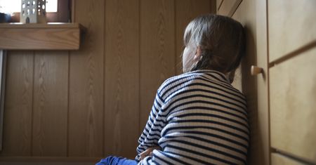 Dzieci marzą o przyjacielu i czasie z tatą. Raport odsłania ich samotność