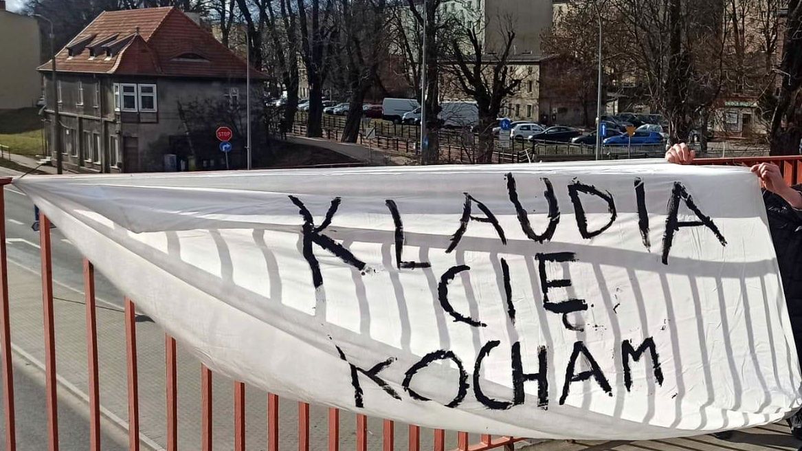 Zawiesił miłosny banner