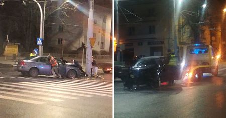 Wymuszenie pierwszeństwa przyczyną zderzenia na skrzyżowaniu. Jedno z aut zatrzymało się na słupie