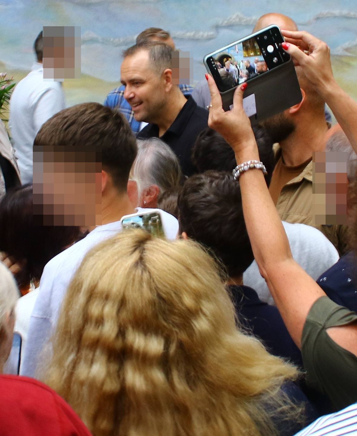 Karol Nawrocki wybrał się z żoną i córką do kościoła w Juracie