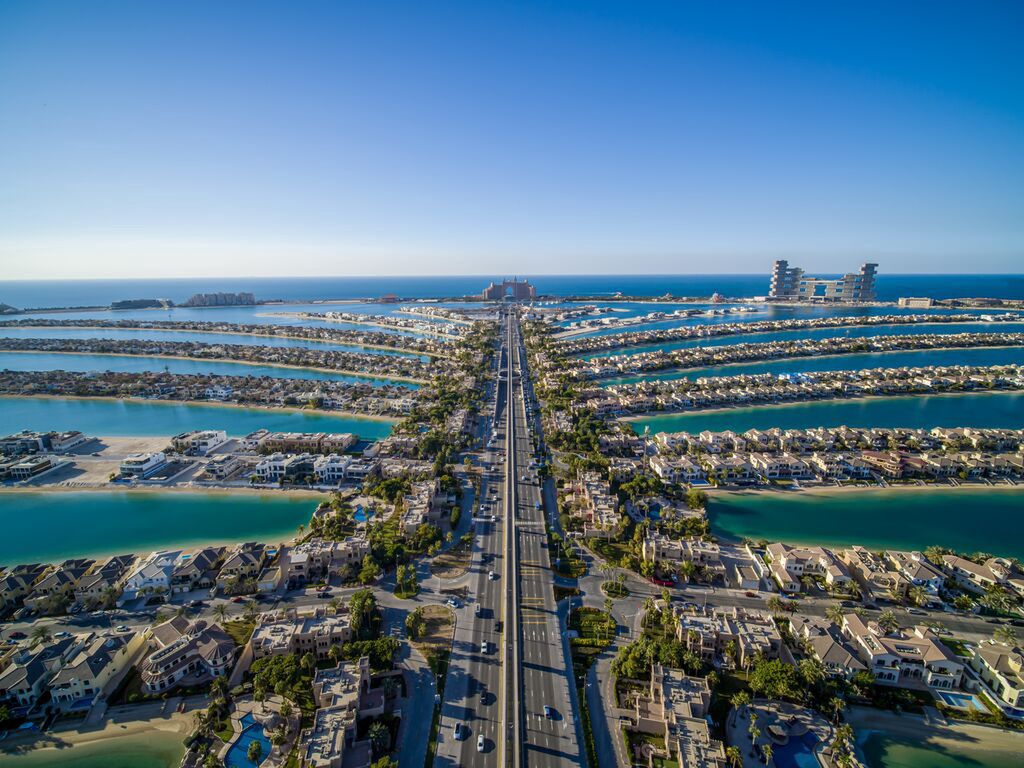 Sztuczna wyspa w kształcie palmy, czyli Palm Jumeirah.