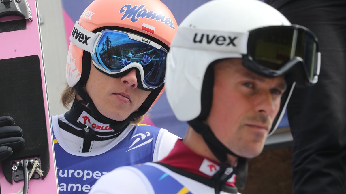 Zakopane, 28.06.2023. Igrzyska Europejskie Kraków-Małopolska 2023. Polacy Piotr Żyła (P) i Dawid Kubacki (L) przed konkursem skoków narciarskich w Zakopanem, 28 bm. (gj) PAP/Grzegorz Momot