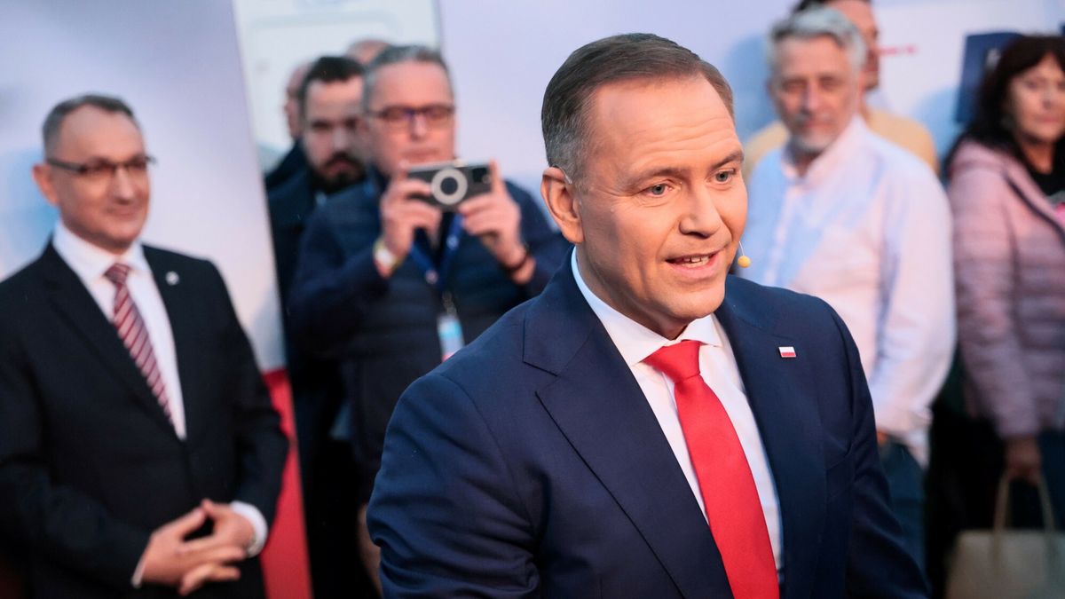 Debata TV Republiki na rynku w Ko?skich
Fot. Anita Walczewska/East News, 28.05.2025. Kampania prezydencka przed druga tura wyborow. Debata TV Republiki na rynku w Konskich, z udzialem kandydata PiS Karola Nawrockiego.
N/z: Karol Nawrocki
Anita Walczewska