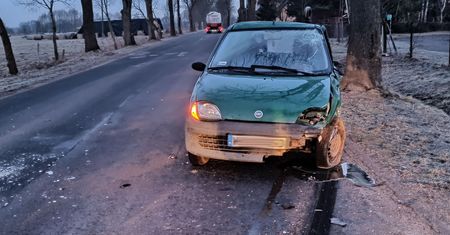 Mazowieckie. Kierował pijany i z zakazem. Z impetem wjechał w pługopiaskarkę