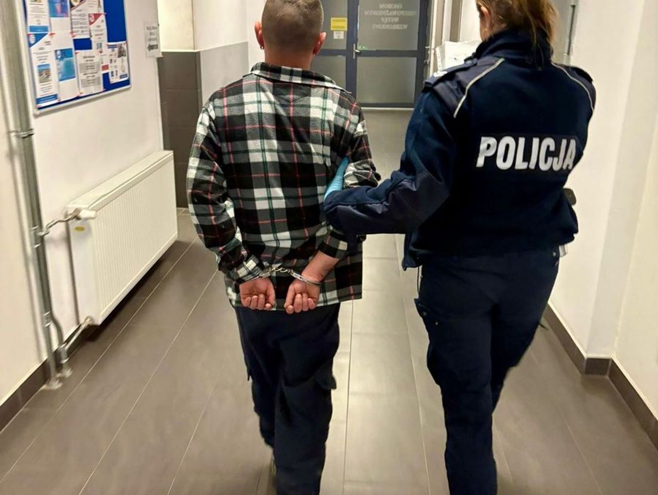 Nysa: Pijany 38-latek pomachał policjantkom i zaczął uciekać. Został obezwładniony po wjechaniu polną drogę