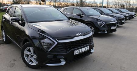 Nowe auta dla policji. To dwa modele z różnych światów