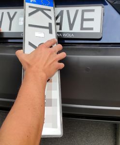 Z jakiego miasta są te tablice? Czy rozpoznasz wszystkie rejestracje?