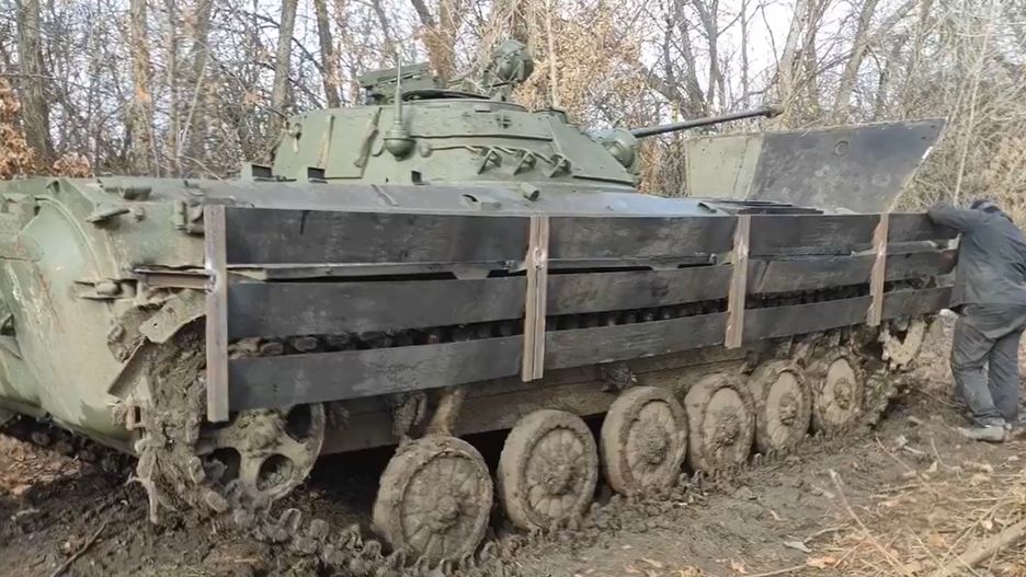 Rosyjski BMP-2 wzmocniony deskami.