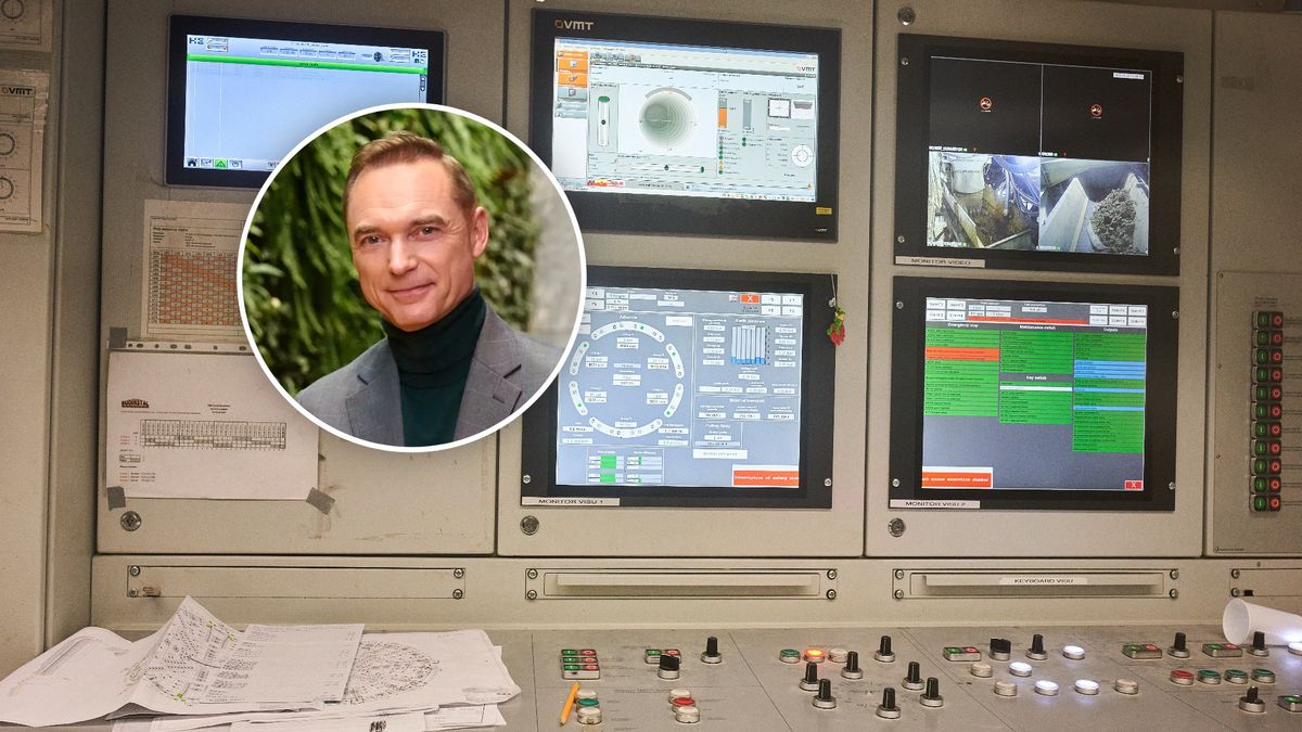 Cezary Łysenko na tle kabiny sterowniczej maszyny do drążenia tu