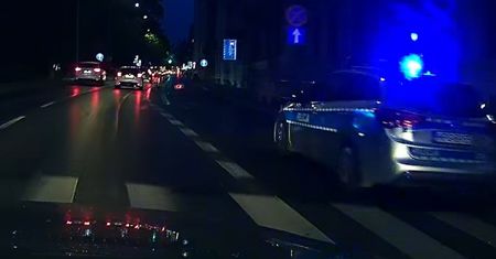 W deszczową noc i bez świateł. Nagrali radiowóz "na gorącym uczynku"