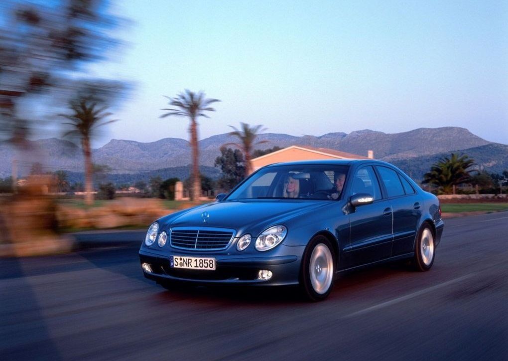 2002 Mercedes-Benz Klasy E W211 (fot. tapeciarnia.pl)