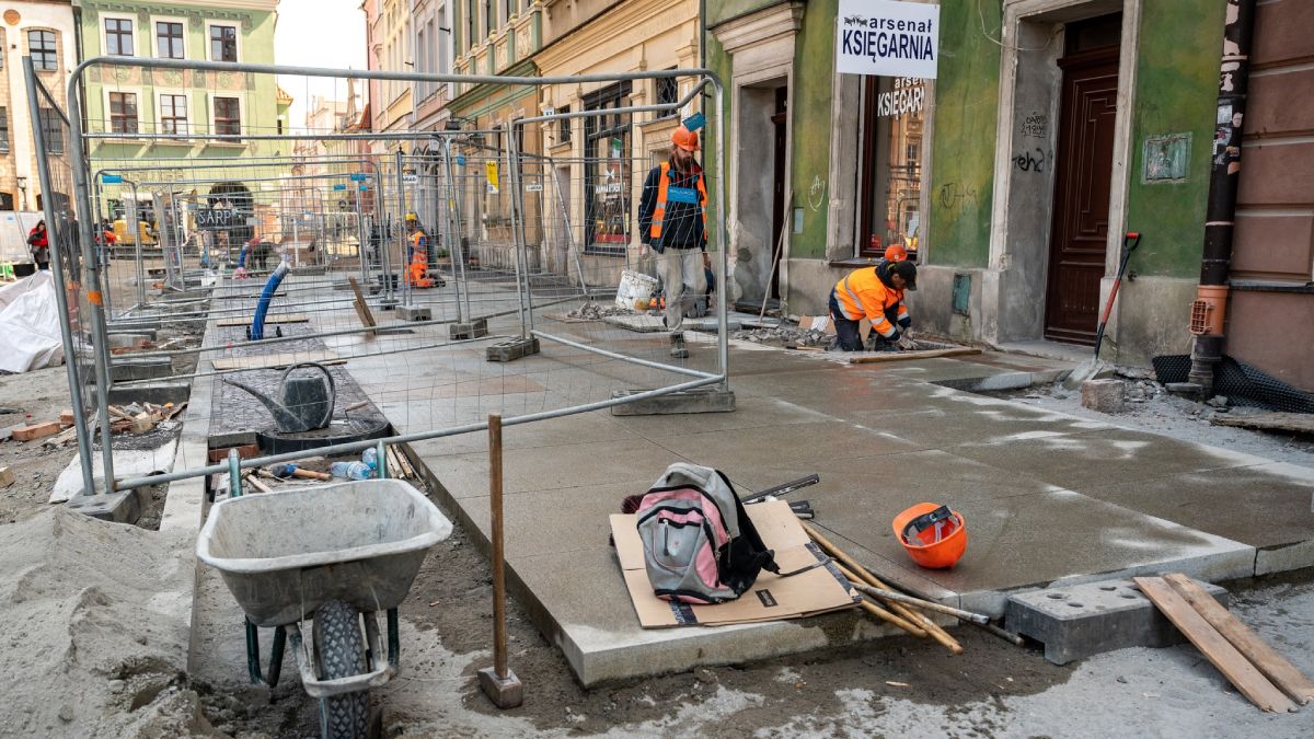 Młody chłopak wpadł do wykopu, robotnicy zaczęli się śmiać