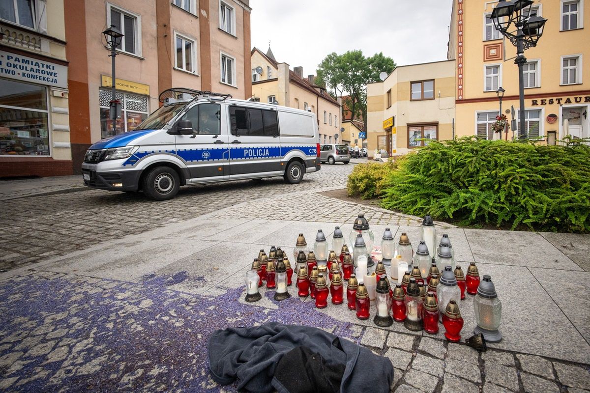 W Nowem ludzie przynoszą znicze w miejsce morderstwa.