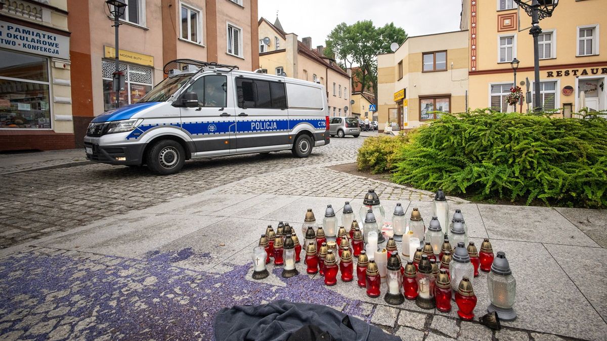 W Nowem ludzie przynoszą znicze w miejsce morderstwa.