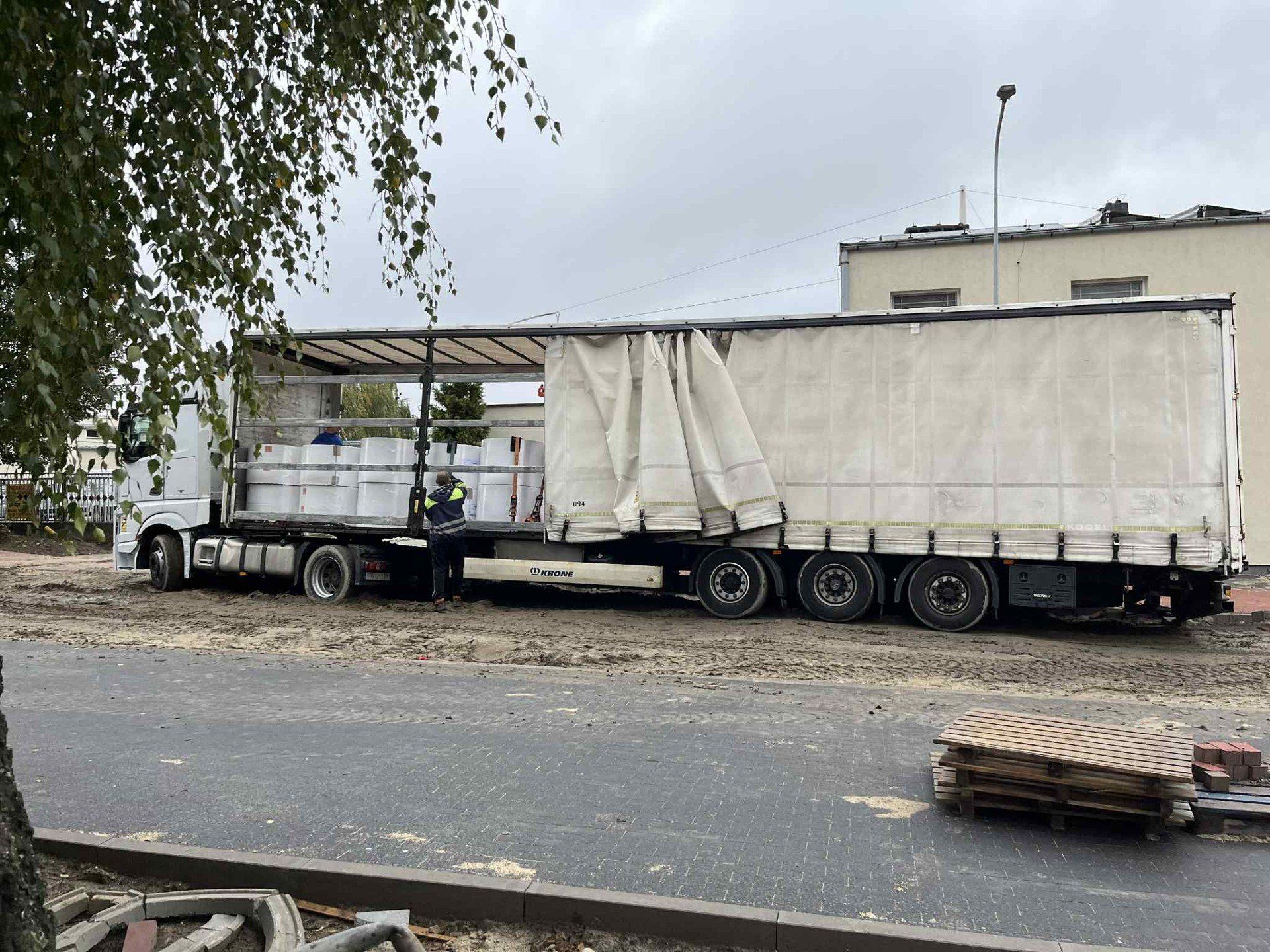 TIR utknął w błocie w samym centrum Pleszewa