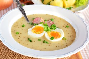 Prosty przepis na żur wiejski. Zdradziła mi go gospodyni z baru mlecznego