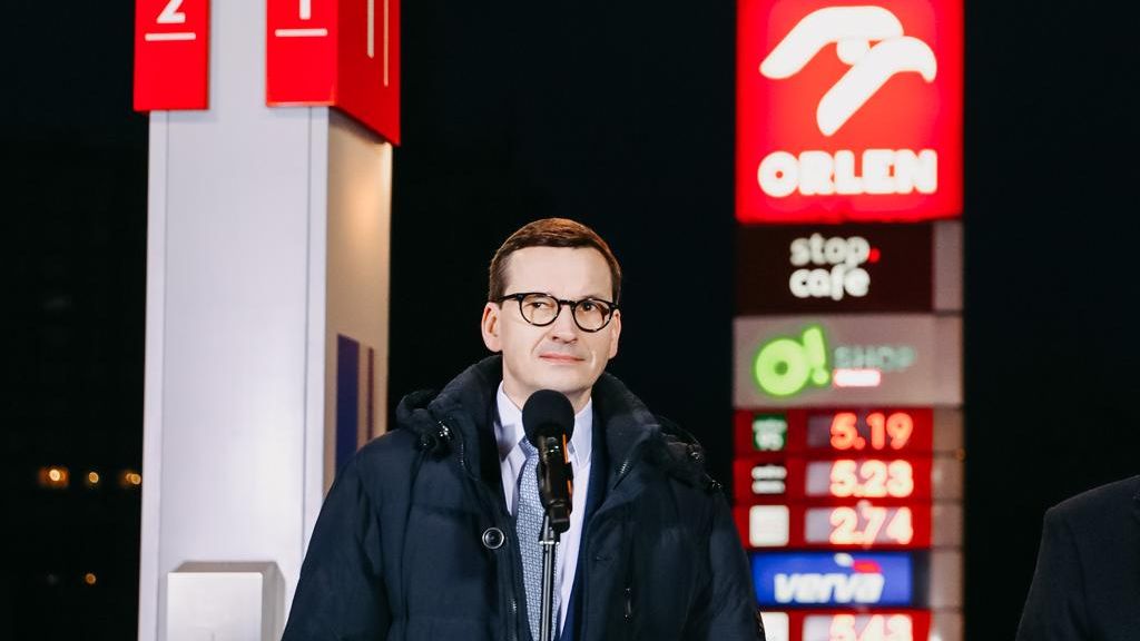 Premier Mateusz Morawiecki wziął we wtorek udział w briefingu na stacji Orlen, dotyczącym obniżenia do VAT na paliwo 