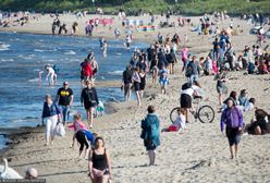 Obostrzenia w wakacje. Lekarz o ryzyku zakażenia latem