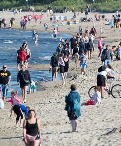 Obostrzenia w wakacje. Lekarz o ryzyku zakażenia latem