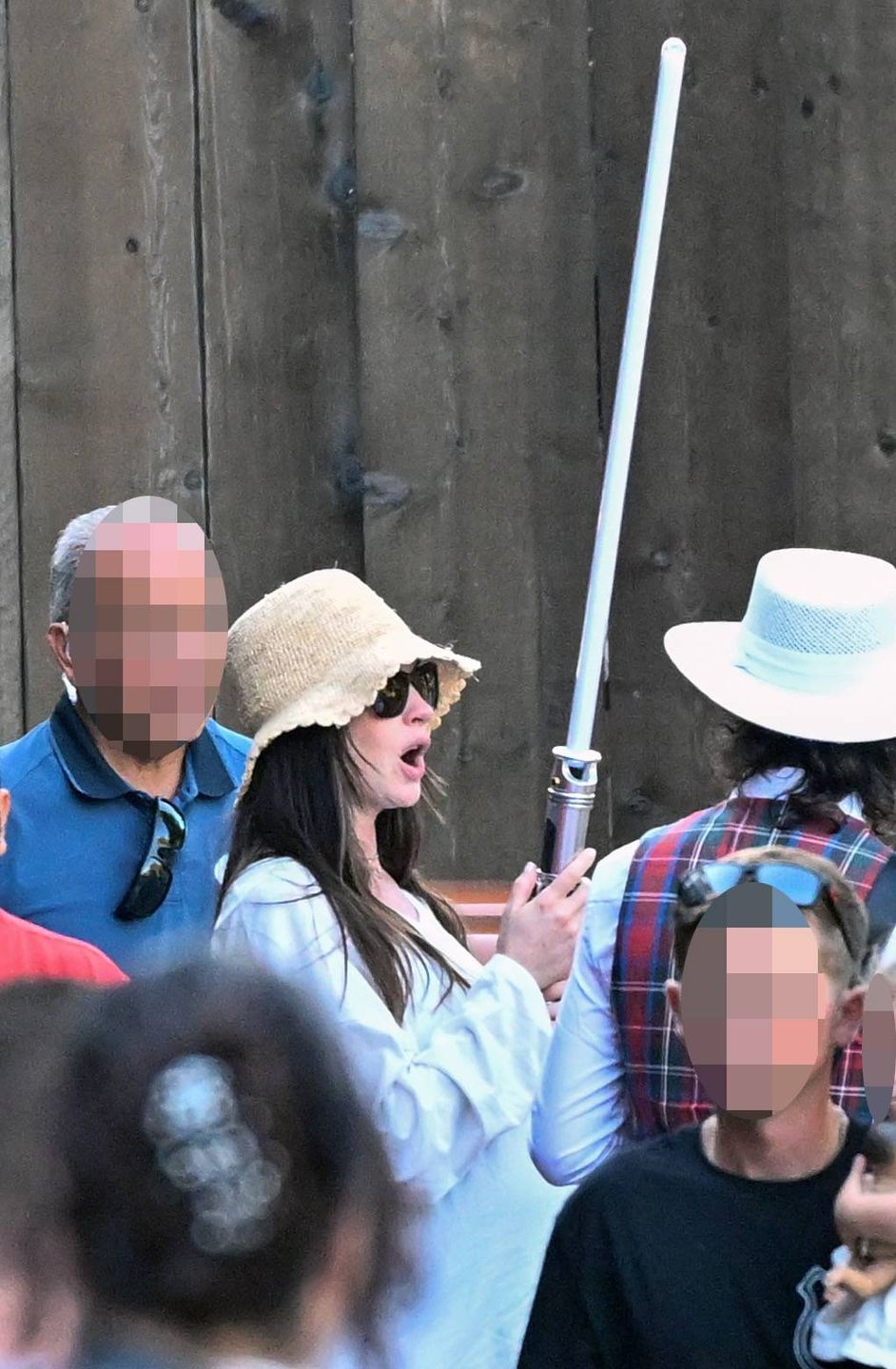 Anne Hathaway w Disneylandzie