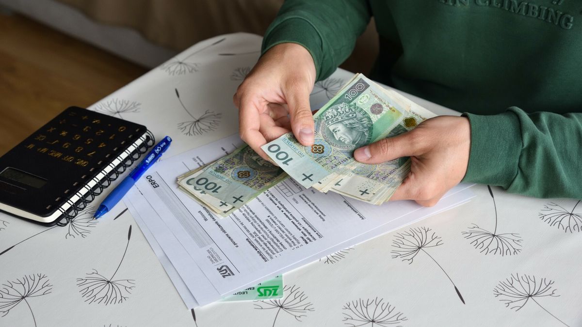 Stock Bart?omiej Magierowski
Fot. Bartlomiej Magierowski/East News. Wroclaw 22.04.2024. Skladki ZUS - wniosek o naliczenie skladek, gotowka, kalkulator i legitymacja emeryta-rencisty.
Bart?omiej Magierowski