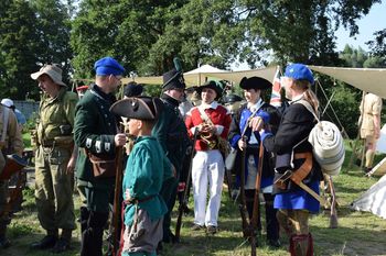 Pruszcz Gdański: Rekonstruktorzy historyczni armii brytyjskiej w mieście. To była podróż przez ponad 250 lat historii