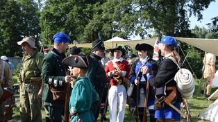 Pruszcz Gdański: Rekonstruktorzy historyczni armii brytyjskiej w mieście. To była podróż przez ponad 250 lat historii