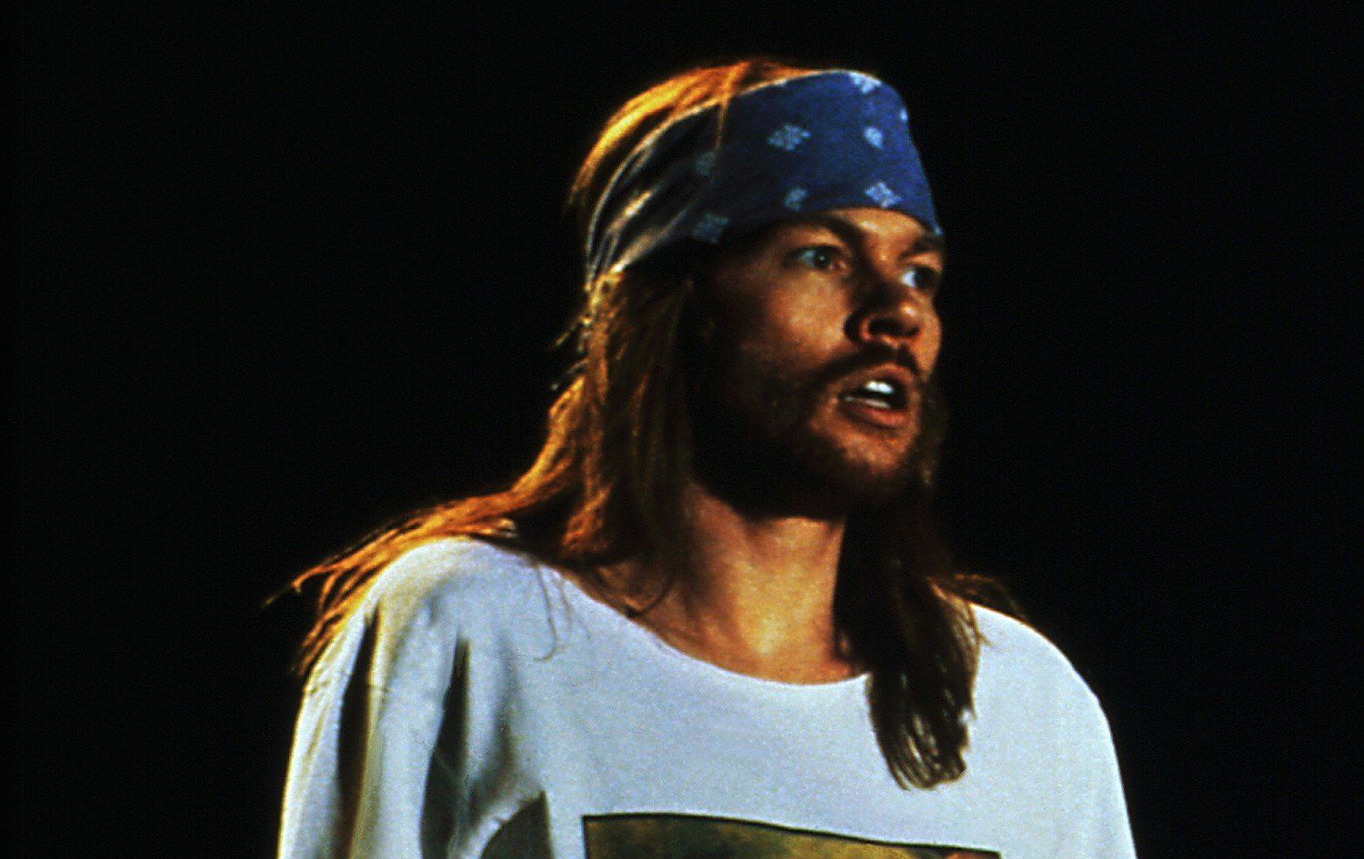 Axl Rose urodził się 6 lutego 1962 roku w Lafayette w stanie Indiana w USA. Właśnie obchodził więc swoje 62. urodziny. Był dzieckiem bardzo młodych rodziców. Jego mama miała wówczas 16 lat, a jego ojciec był od niej o 4 lata starszy. Nie miał łatwego dzieciństwa. Rodzice szybko się rozeszli, potem ojciec został zamordowany. Niedawno Axl Rose skończył 62 lata. Zajrzyjcie do naszej galerii i zobaczcie, jak dziś wygląda lider grupy Guns N&#39; Roses &gt;&gt;&gt;&gt;