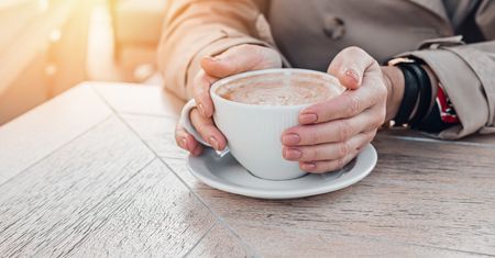 Manicure na jesień. Jakie propozycje są najmodniejsze? Znajdź idealną inspirację dla siebie
