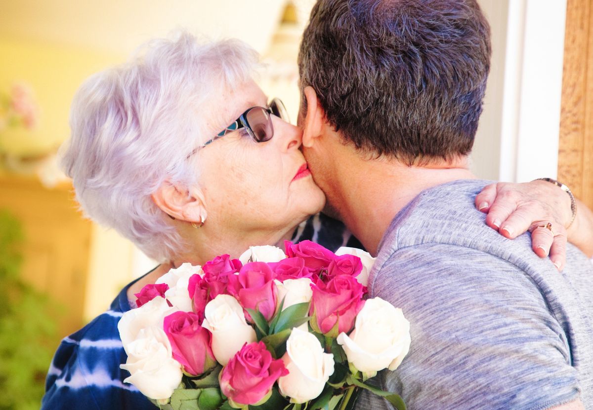 Целовать взрослую женщину. Поцелуй зрелые молодые. Пожилую женщину целуют. Rose mom.