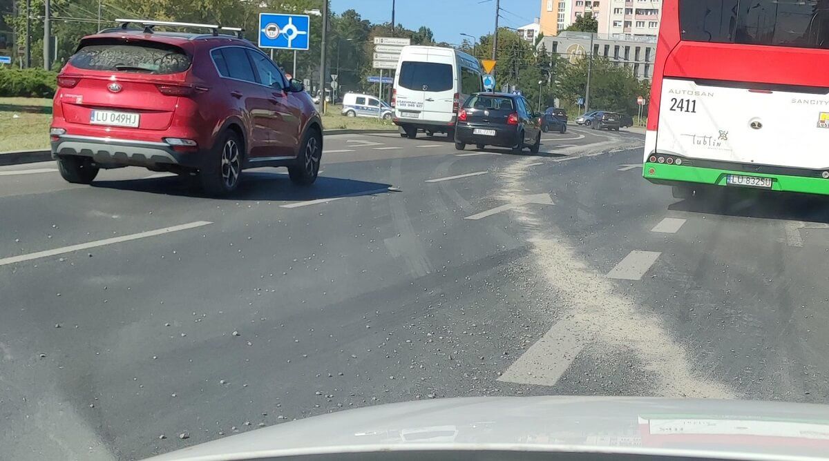 Ciężarówka zgubiła beton na ul. Podzamcze