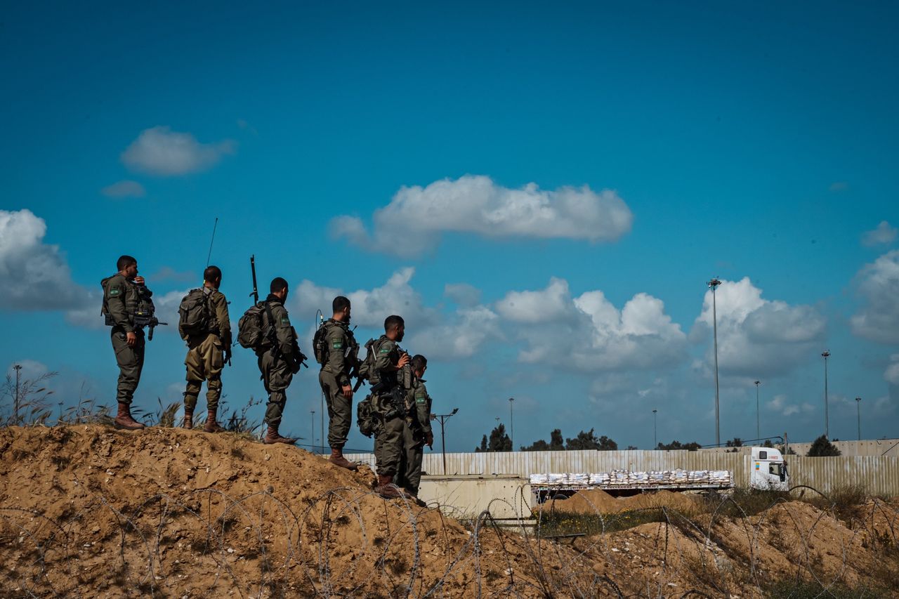 Tension in the Middle East. The Israeli army opened fire on neighboring soldiers.