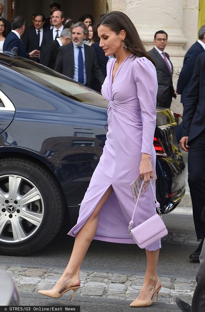 Królowa Letizia w lawendowej stylizacji 