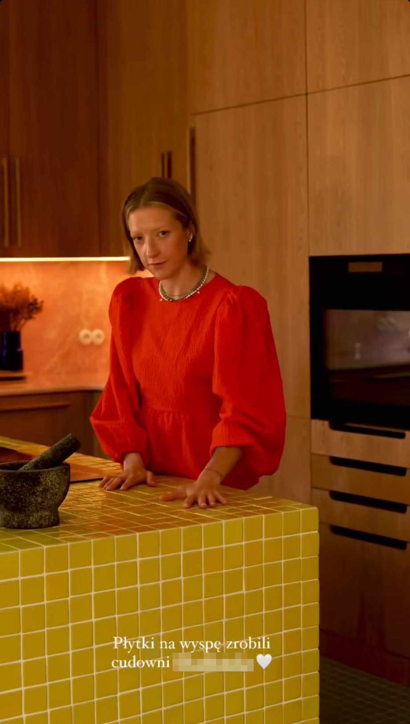 Lara Gessler oprowadza obserwujących po kuchni