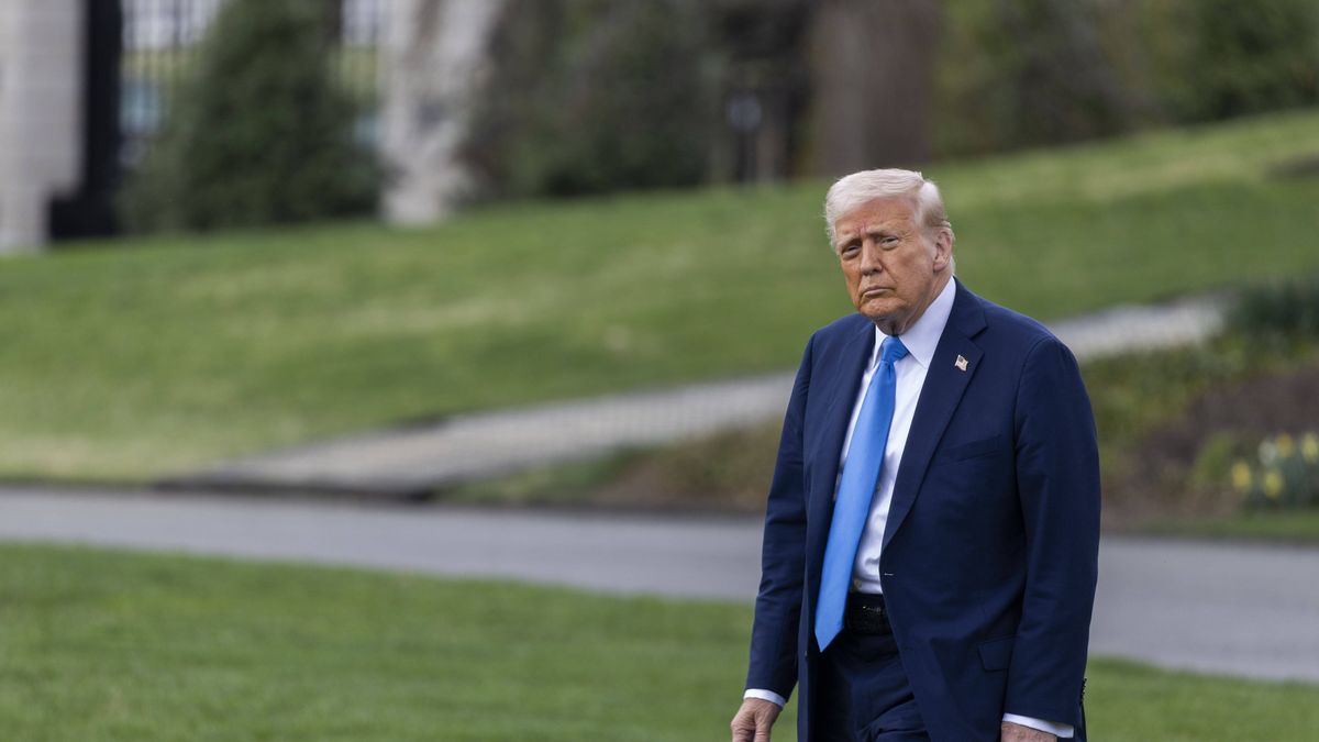 President Trump departs the White House for Florida
epa11995529 US President Donald J. Trump walks from the Oval Office to board Marine One on the South Lawn of the White House in Washington, DC, USA 28 March 2025. President Trump is off for a weekend trip to his residence in Florida.  EPA/SHAWN THEW 
Dostawca: PAP/EPA.
SHAWN THEW
White House, head of state